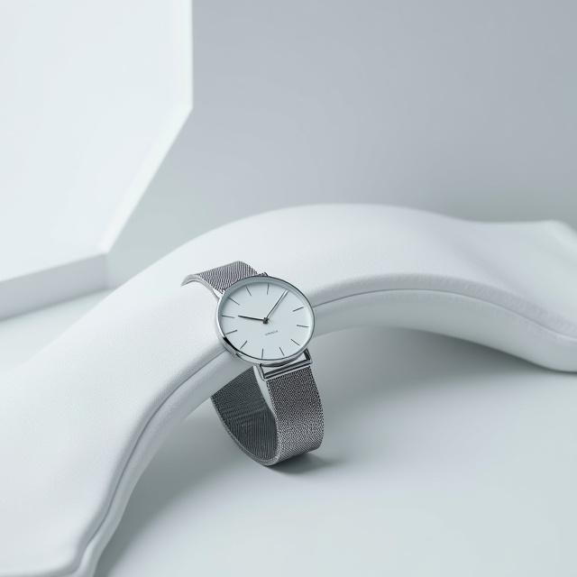 실버 메쉬 스트랩을 가진 손목시계